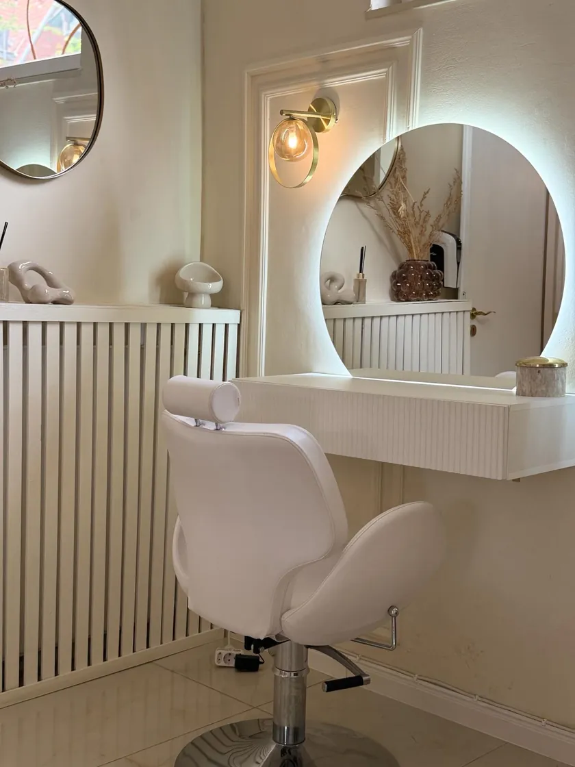 Styling-Platz mit beleuchtetem Rundspiegel und Stuhl