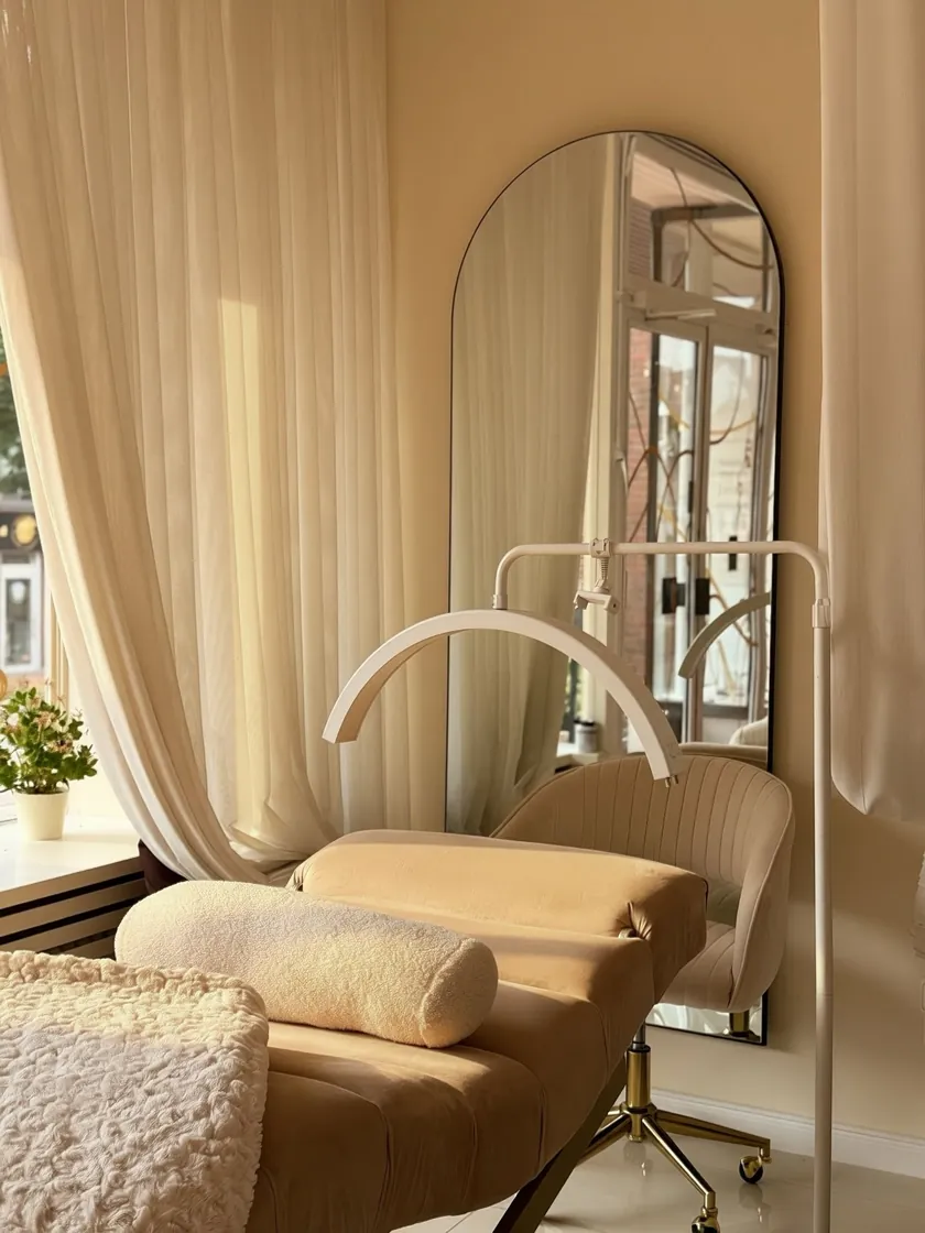 Lash- und Brow-Liege im warmen Abendlicht am Fenster