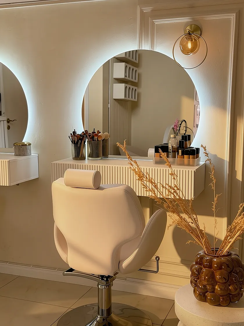Schminkplatz mit Pinseln und beleuchtetem Rundspiegel