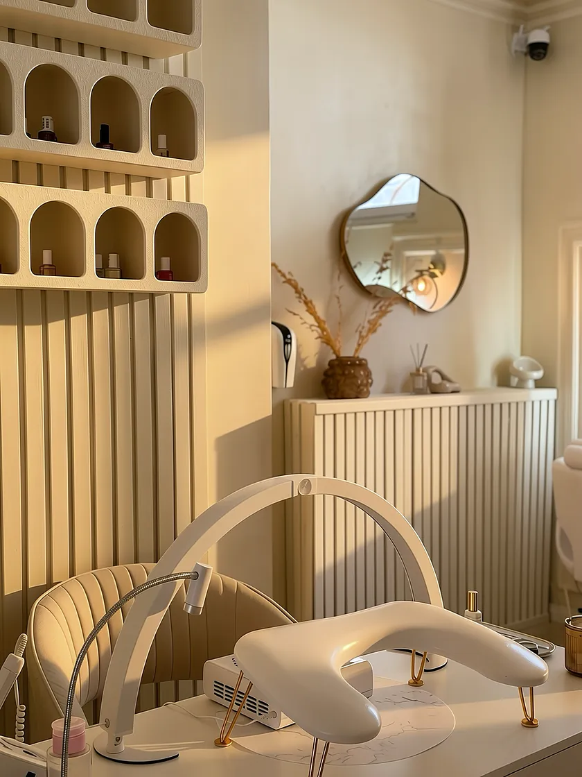 Nagelplatz mit Bogenlampe und Trockenblumen